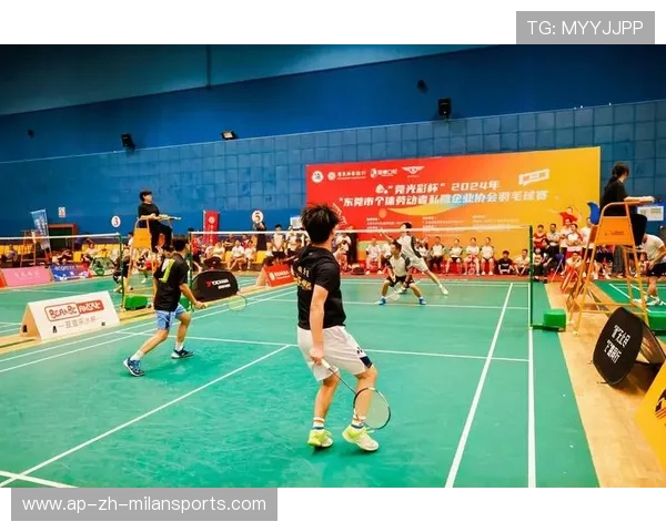 山东完美杯羽毛球赛赛况激烈